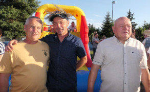 Trzech mężczyzn stoi obok siebie