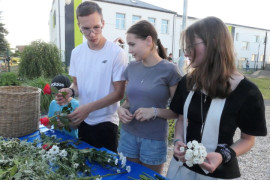 Osoby podczas robienia wianków 