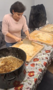 Kobieta podczas robienia pierogów