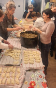 Panie podczas robienia pierogów