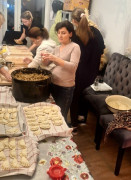 Panie podczas robienia pierogów 