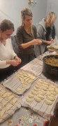 Panie podczas robienia pierogów 