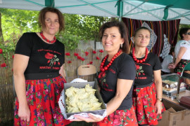 Trzy panie prezentują pierogi