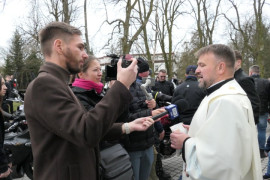 Ksiądz podczas udzielania wywiadu 