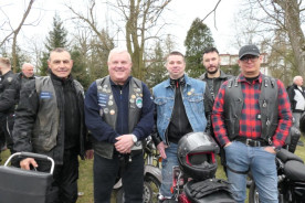 Grupa osób - mężczyźni stoją obok siebie 