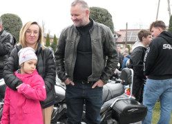 Kobieta, mężczyzna i dziewczynka stoją obok siebie 