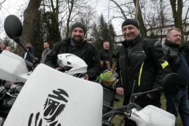 Mężczyźni stoją przy motocyklach 