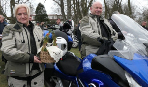 Motocykliści podczas święcenia pokarmów 