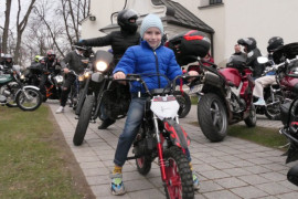 Mały chłopiec siedzi na motorze 