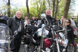 Motocykliści na placu kościelnym. Trwa motoświęconka 