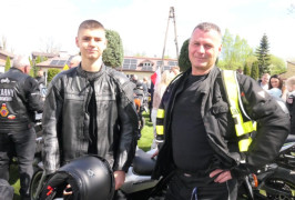 Chłopiec i mężczyzna stoją przy motorze. Trwa motoświęconka 
