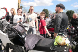 Wierni na placu kościoła. Widoczne motocykle i koszyczki 