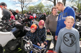 Wierni na placu kościoła. Trwa motoświęconka 