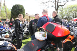 Plac kościelny - trwa motoświęconka  