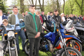Grupa osób na placu kościelnym. Trwa motoświęconka 