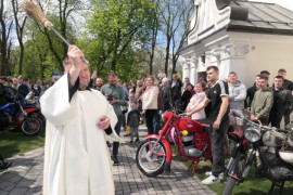 Ksiądz podczas święcenia pokarmów 