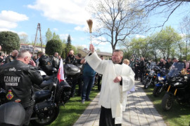 Ksiądz podczas świecenia pokarmów - motoświęconka  