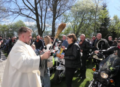 Ksiądz podczas święcenia pokarmów  
