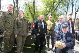 Osoby na placu kościelnym. Motoświęconka 