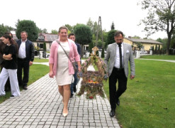 Moment wnoszenia wieńca dożynkowego na plac kościoła 