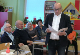 Mężczyzna podczas odczytywania słowa wstępnego rozpoczynającego literackie spotkanie online 