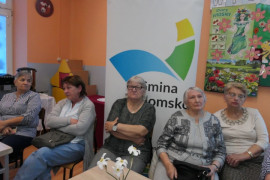Pięć pań siedzących obok siebie. Panie uczestniczą w spotkaniu literackim 