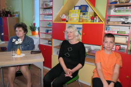 Dwie kobiety i chłopiec siedzą na krzesłach. Uczestnicy spotkania literackiego 