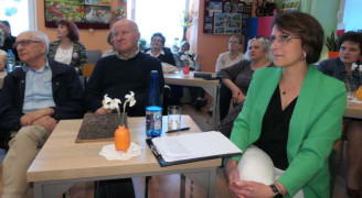 Kobiety i mężczyźni - uczestnicy spotkania literackiego