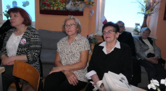 Kobiety siedzą obok siebie. Uczestniczki spotkania literackiego