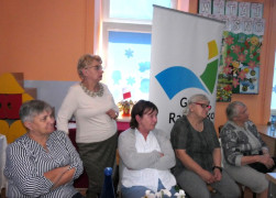Grupa kobiet. Panie uczestniczą w spotkaniu literackim 