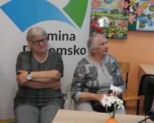Dwie panie siedzące obok siebie. Uczestniczki spotkania literackiego