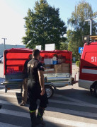 Druhowie OSP Dąbrówka podczas rozładunku darów