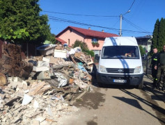Samochód ciężarowy oraz gruz leżący na poboczu drogi 