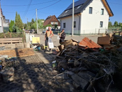 Gruz przy drodze. W oddali widać dom. Miejscowość po przejściu powodzi. 