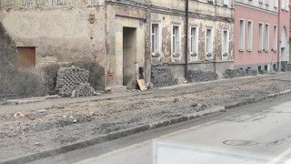Głuchołazy po powodzi. Widoczne zalane budynki i zniszczone drogi oraz chodniki. Stan na 7 stycznia 2025r. 