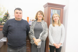 Dwie kobiety i mężczyzna stoją obok siebie 