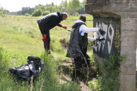 Dwie osoby: kobieta i mężczyzna podczas sprzątania brzegów rzeki Warty