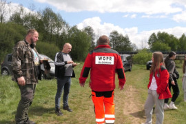 Grupa osób stoi obok siebie