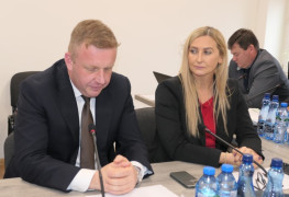 Kobieta i mężczyzna siedzą obok siebie. Mężczyzna przemawia 