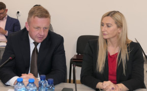 Kobieta i mężczyzna siedzą obok siebie. Mężczyzna przemawia 