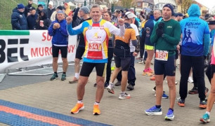 Mężczyzna w sportowym stroju - Piotr Płoskoński tuż przed startem 