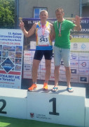 Dwaj mężczyźni stoją na podium 