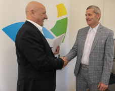 Dwaj mężczyźni. Jedne z nich odbiera dyplom 