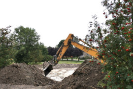 Koparka podczas prac polegających na odnowie stawu 