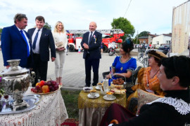 Jury konkursowe ogląda stolik podwieczorkowy przygotowany  przez Stowarzyszenie "Kobiety Kietlina"