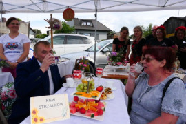 Kobieta i mężczyzna siedzą przy stoliku podwieczorkowym