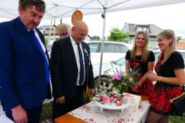 Dwie kobiety i dwaj mężczyźni przy stoliku podwieczorkowym 