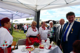 Grupa osób przy stoliku podwieczorkowym 