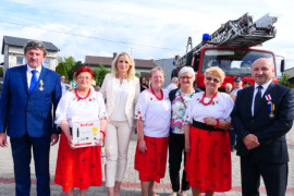 Grupa osób stojąca obok siebie