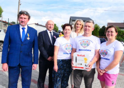 Grupa osób stojąca obok siebie